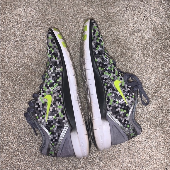 Size 7.5 woman’s NIKE shoes - Picture 5 of 7